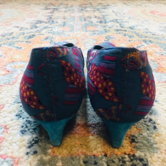 STUART WEITZMAN FOR MR. SEYMOUR Vintage Blue Silk Tie Print Suede Heels 8 AAA - Picture 5 of 14